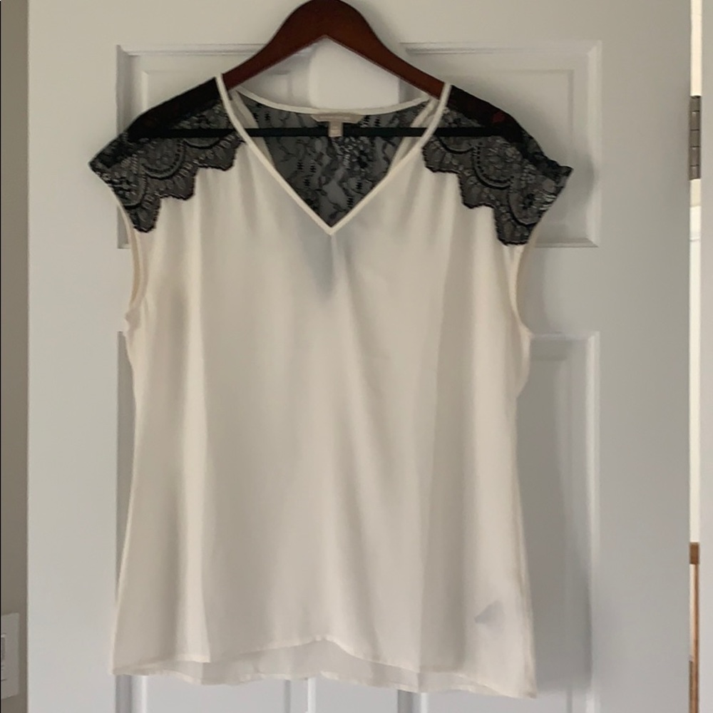 Sleeveless black lace w/ lace v black flowy top
